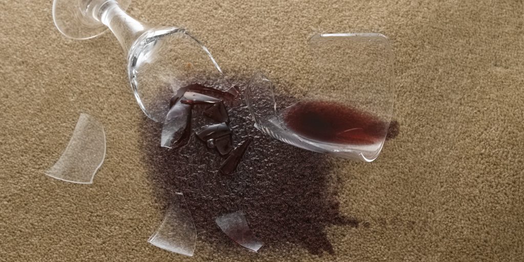 Når uheldet er ude: Sådan fjerner du knust glas fra gulvtæpper og 3 andre svære steder