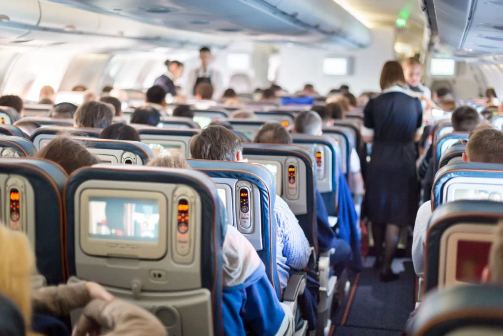 Etiketteekspert: Disse 2 uskrevne regler bør du overholde ombord på flyet