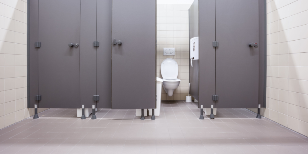 Har du også undret dig? Derfør rører offentlige toiletdøre ikke gulvet