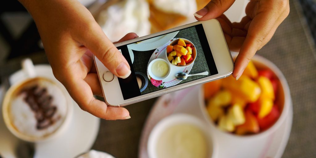 Kvinde lagde billede af sin mad på sociale medier: Fik regning på 433.811 kroner fra restauranten