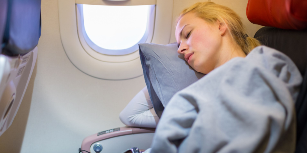 Skal du på langtur? 12 tips til at sove ombord på et fly