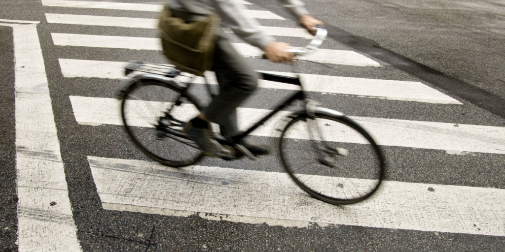 Mange er i tvivl: Skal cyklister trække cyklen i fodgængerfeltet?