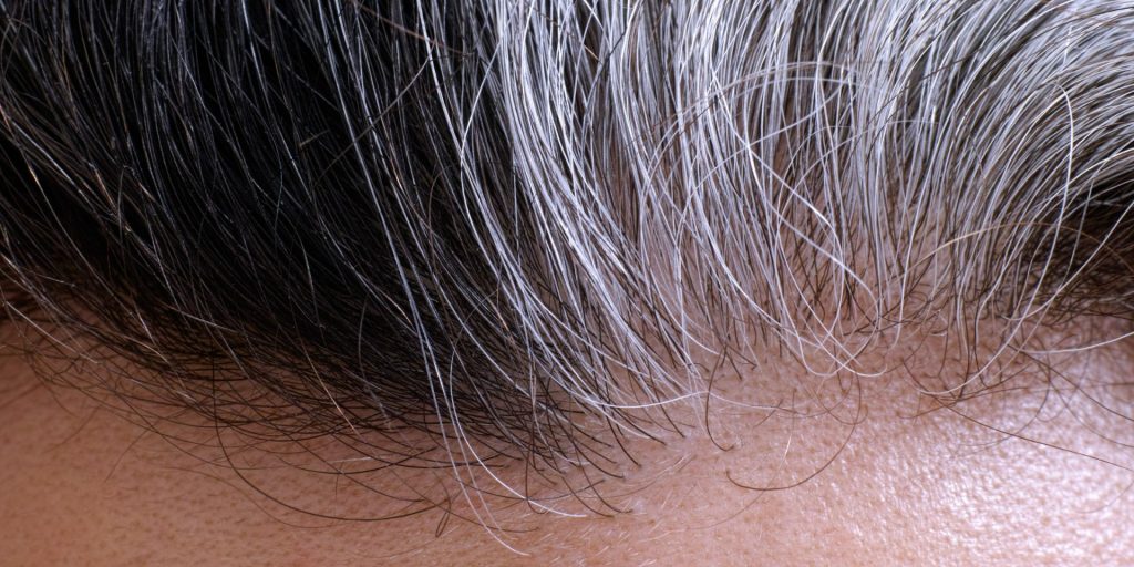 Vil du fjerne fokus fra de grå lokker? 3 lette tricks, der gør det på få sekunder