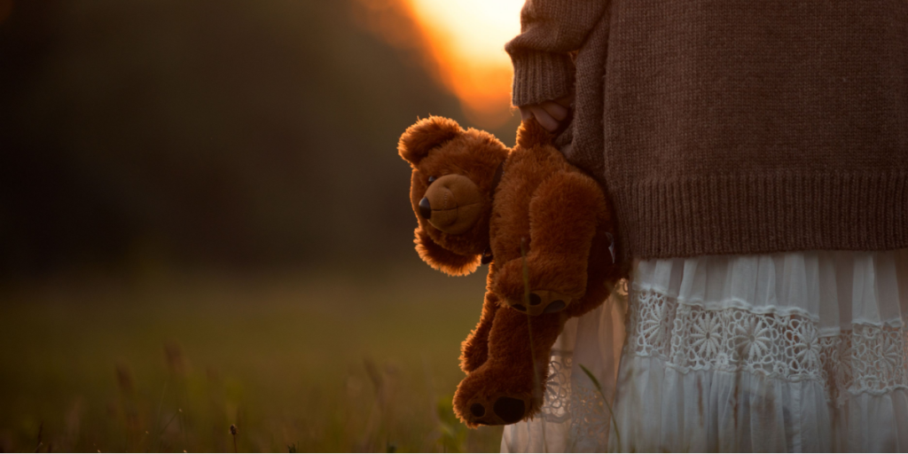 8-årig pige springer ud fra 2. sal med sin bamse og tigger fremmede om hjælp – hvad hun siger får dit hjerte til at slå skår