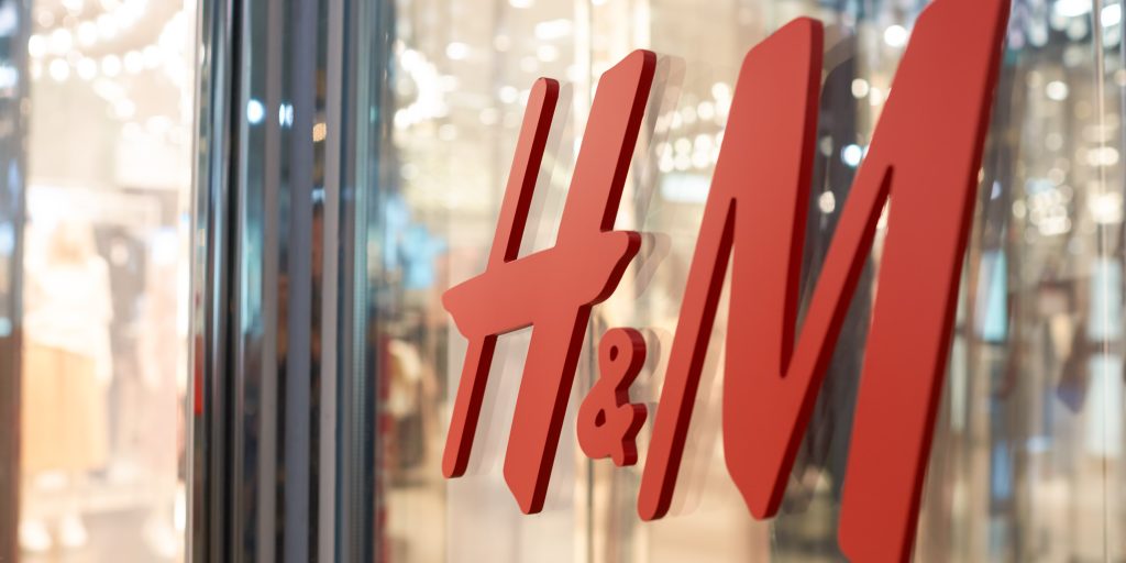 Beskyldes for at seksualisere børn: Nu undskylder H&M