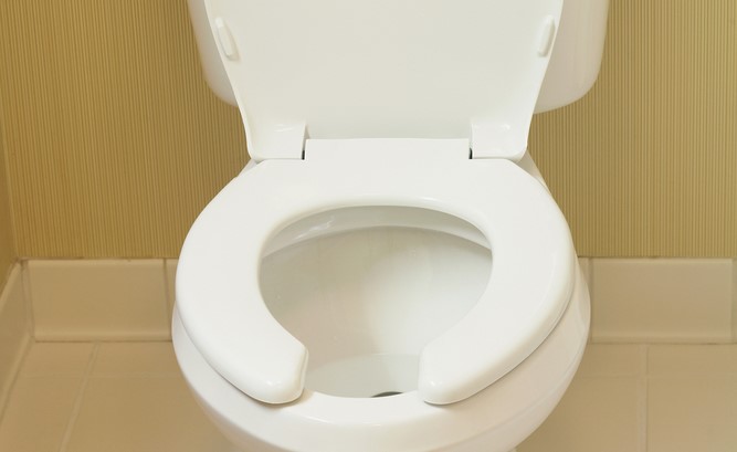 Derfor er toiletbrættet på offentlige toiletter u-formet