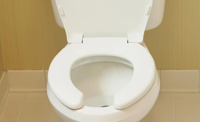 Derfor er toiletbrættet på offentlige toiletter u-formet