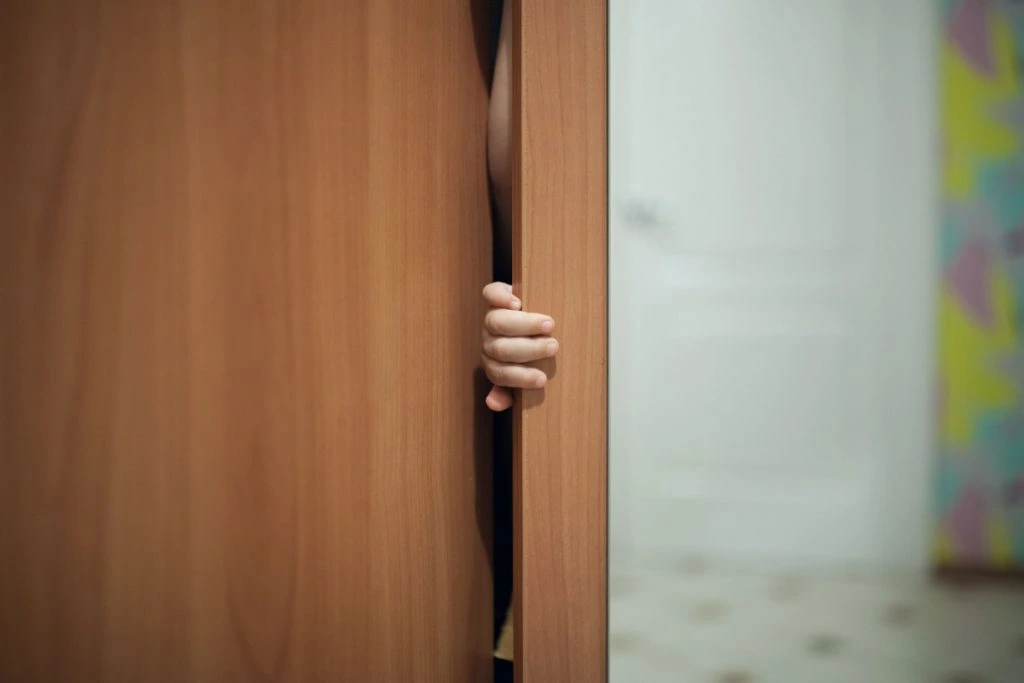 Chokeret hotelgæst: Fandt skjult passage i “Narnia-garderobe”