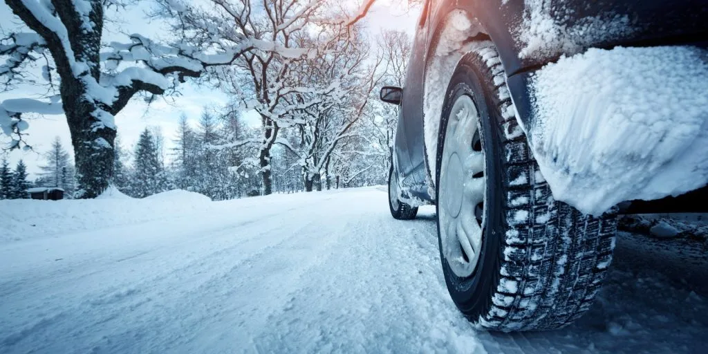 På skiferie i bil? Disse 6 lande har særlige regler