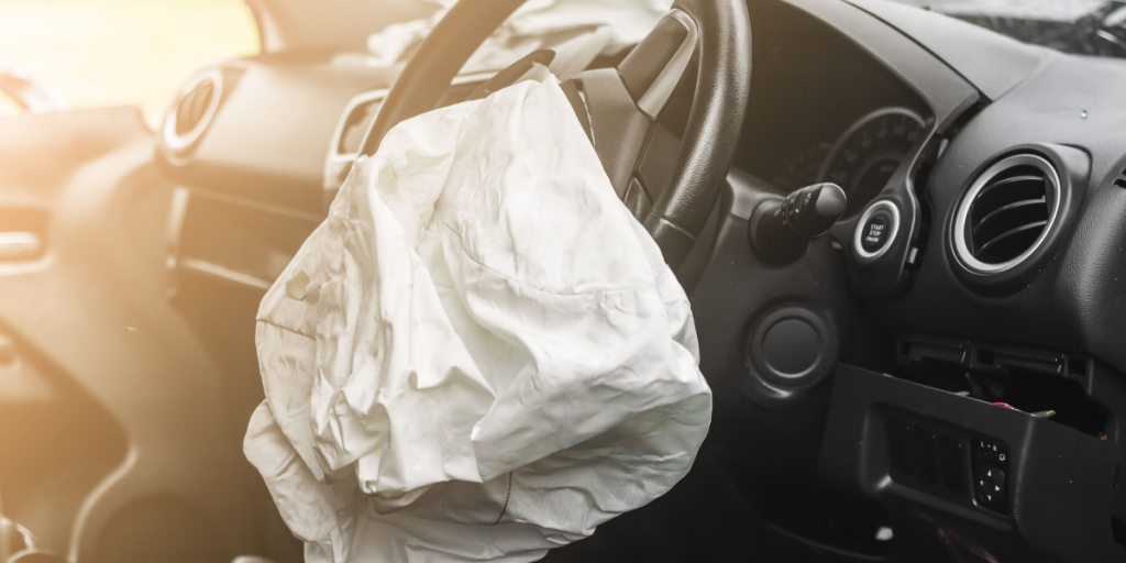 2 mænd sigtet for tyveri efter den ene kørte bil ind i autoværn