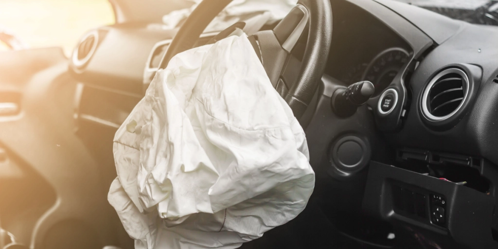 2 mænd sigtet for tyveri efter den ene kørte bil ind i autoværn