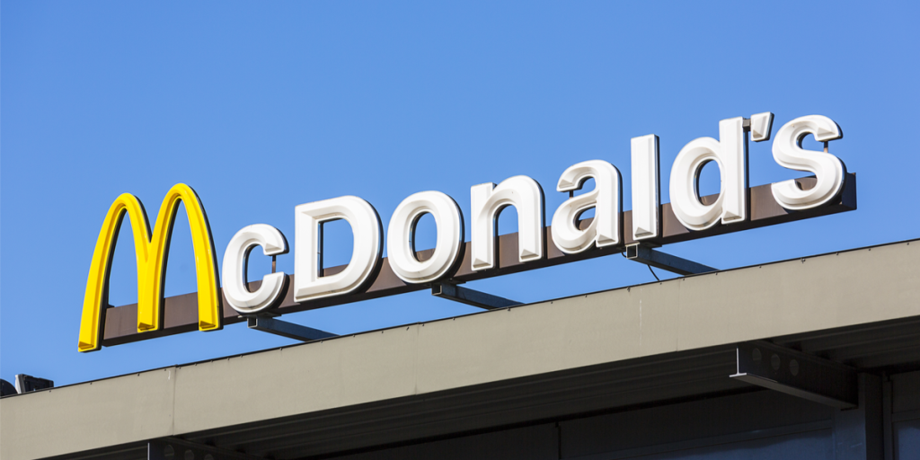 Mand får parkeringsbøde for at vente 14 timer på sin mad på McDonald’s