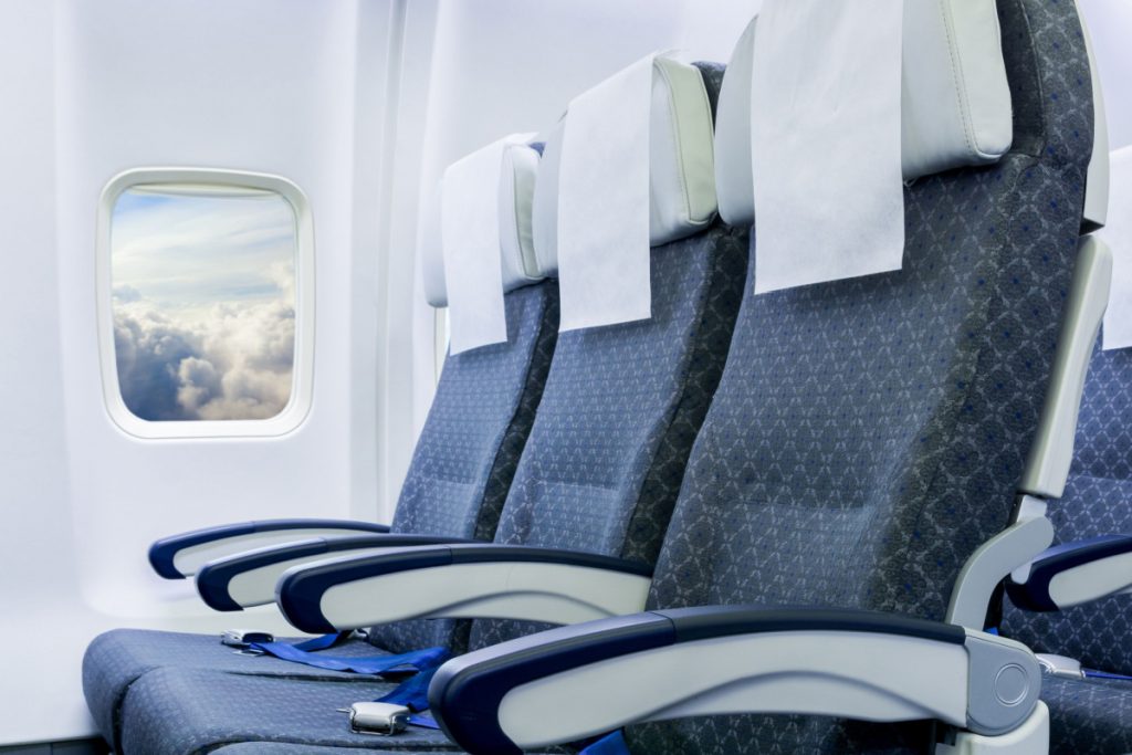 Barn sad på reserveret flysæde: Så brød helvede løs, da kvinde bad hende flytte sig