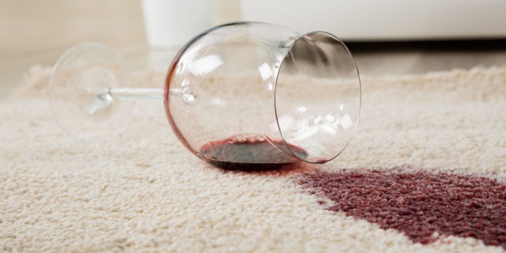 Er der spildt vin på sofa eller tæppe? Simpel metode fjerner alkoholpletter