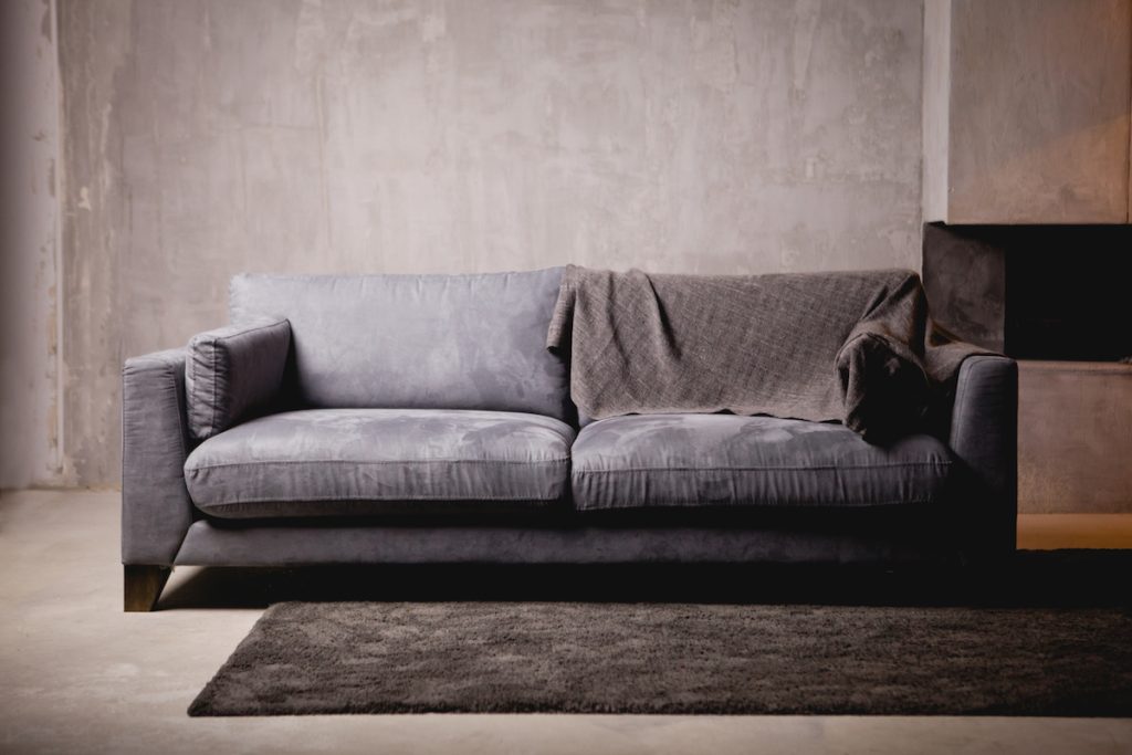 Uforklarlige pletter på sofa vækker forundring: Sved, støv eller buksefarve?