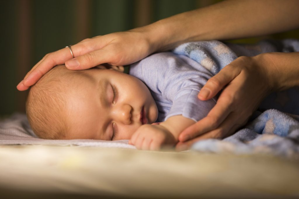 Babysøvnekspert udtaler: Derfor vågner din baby straks, efter du er faldet i søvn
