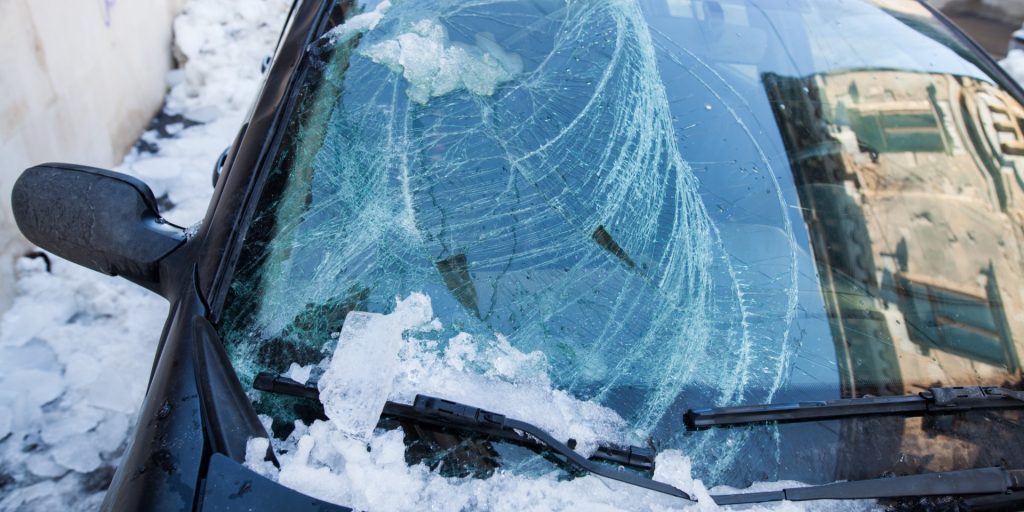 Eksperter advarer mod populært trick: Sådan bør du aldrig afise bilen