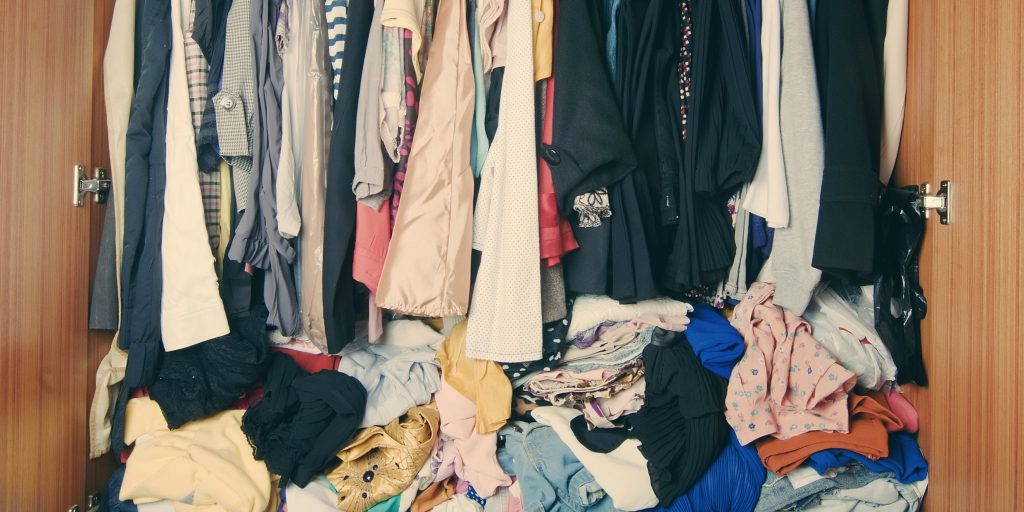 Gør påklædning “meget enklere”: Sådan rydder du op i din garderobe trin for trin