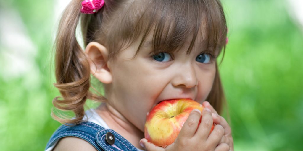 Frustreret kvinde: Steddatter spiser for meget frugt, men min mand griber ikke ind