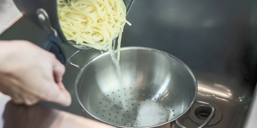 Derfor bør du stoppe med at hælde pastavand ud i vasken