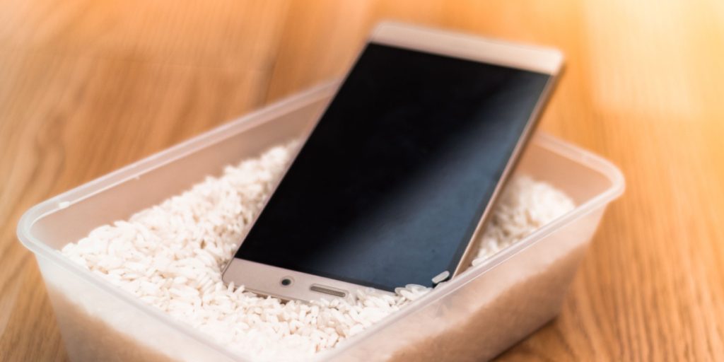 Våd telefon og riskuren – virker det egentlig?