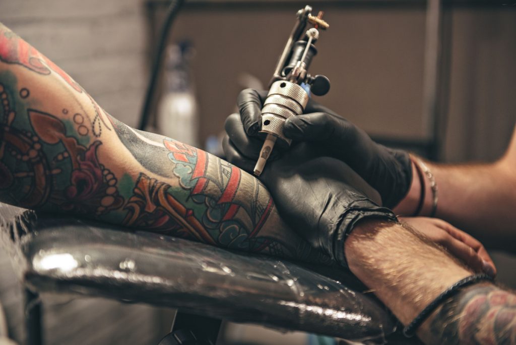 Derfor brød mand sammen af grin efter at have set lillebrors tatovering