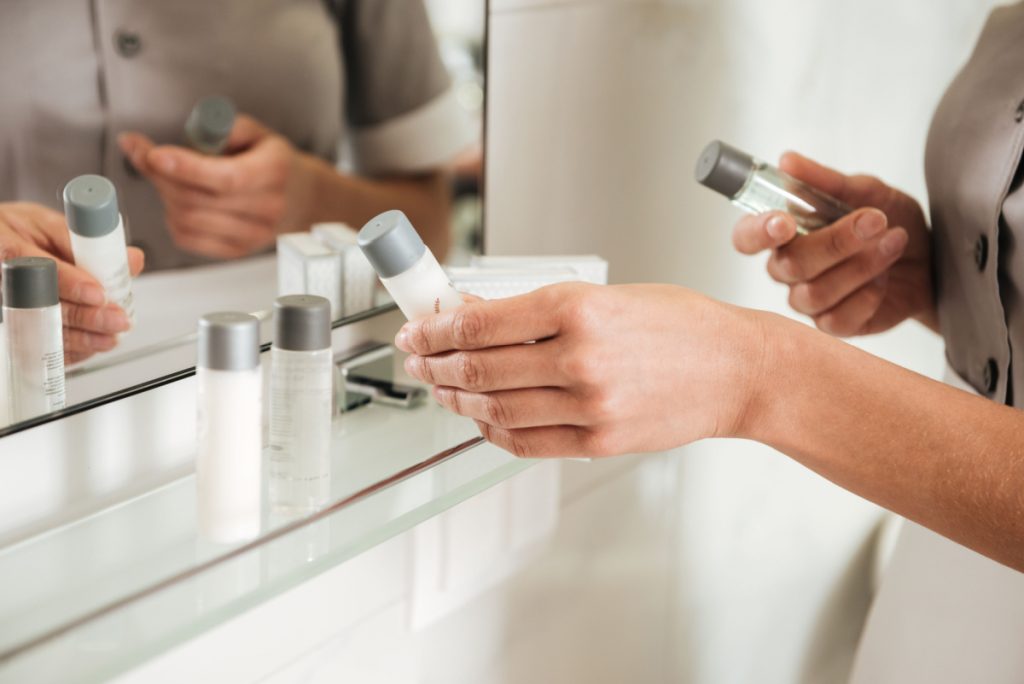 Derfor bør du ALDRIG bruge hotelshampoo ifølge hotelleder
