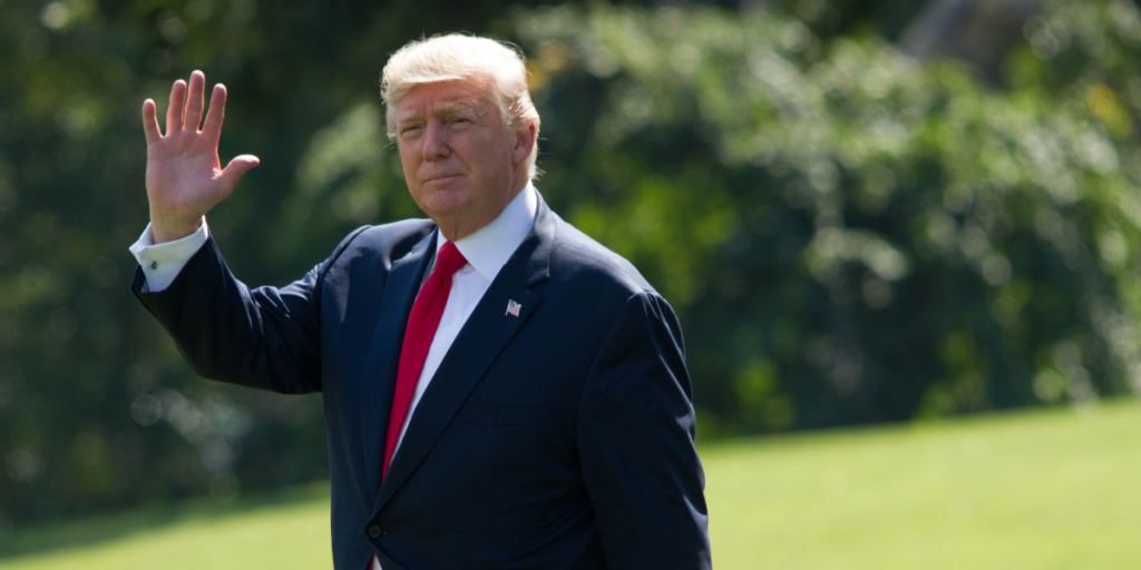 Endnu en løgn? Internettet gør grin med Trumps angivne højde og vægt