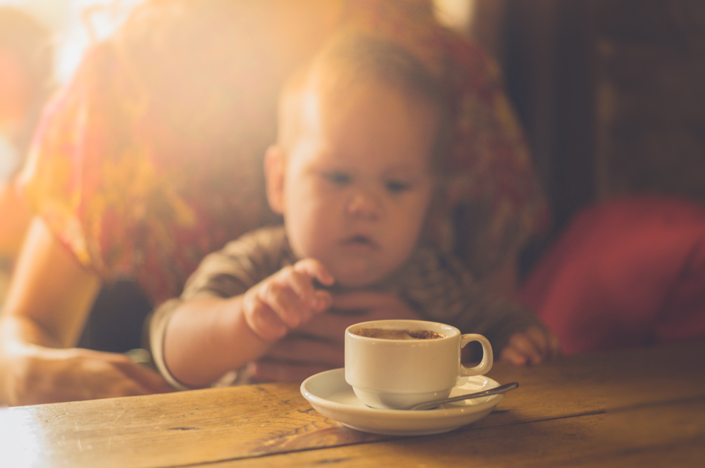 Mor raser over café: Serverede kaffe til baby på 18 måneder