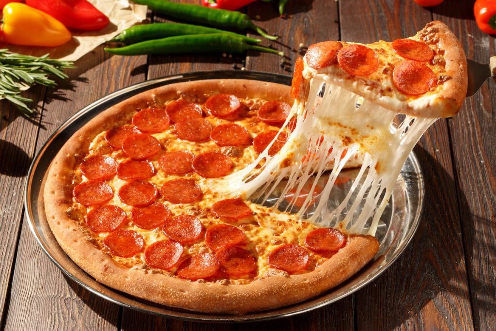 Pizza-skandale! Pizzamand afslører, hvordan han snyder kunder og scorer sig et gratis måltid