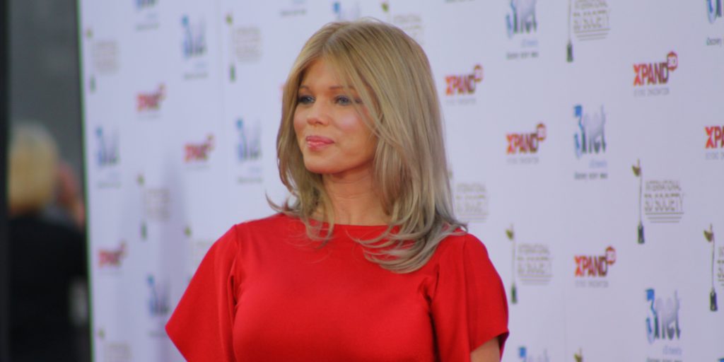 Fans siger at Donna D’Errico er for gammel til bikinibilleder: Nu viser Baywatch-stjerne hele kroppen frem
