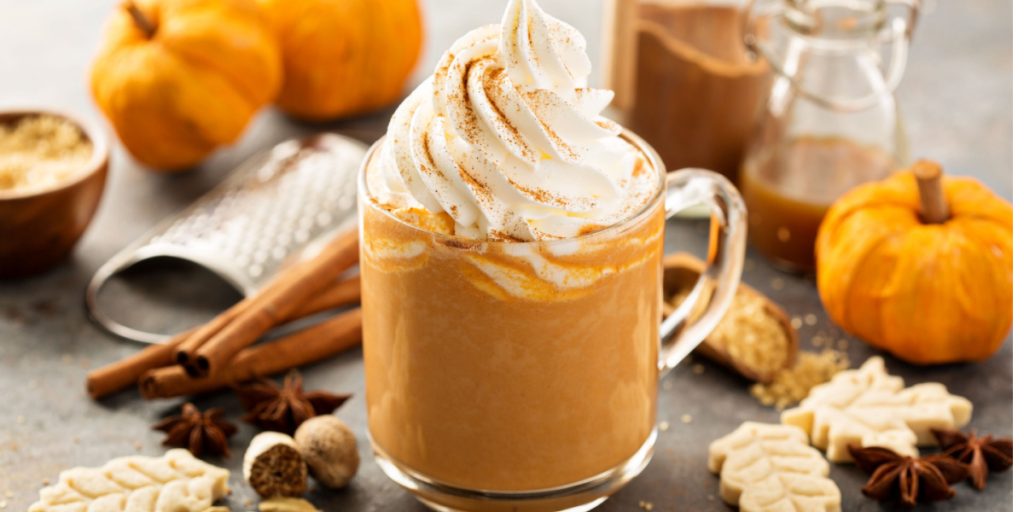 Sådan laver du pumpkin spice latte, som hvis du tog på Starbucks