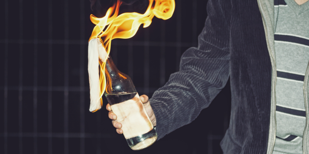 Smider molotovcocktails og brosten ind i lejlighed