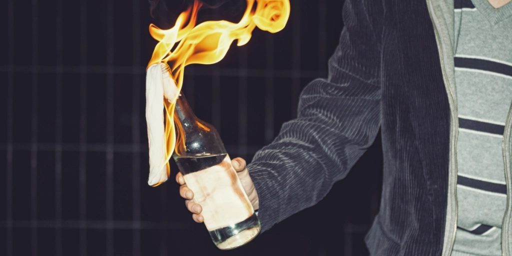 Smider molotovcocktails og brosten ind i lejlighed