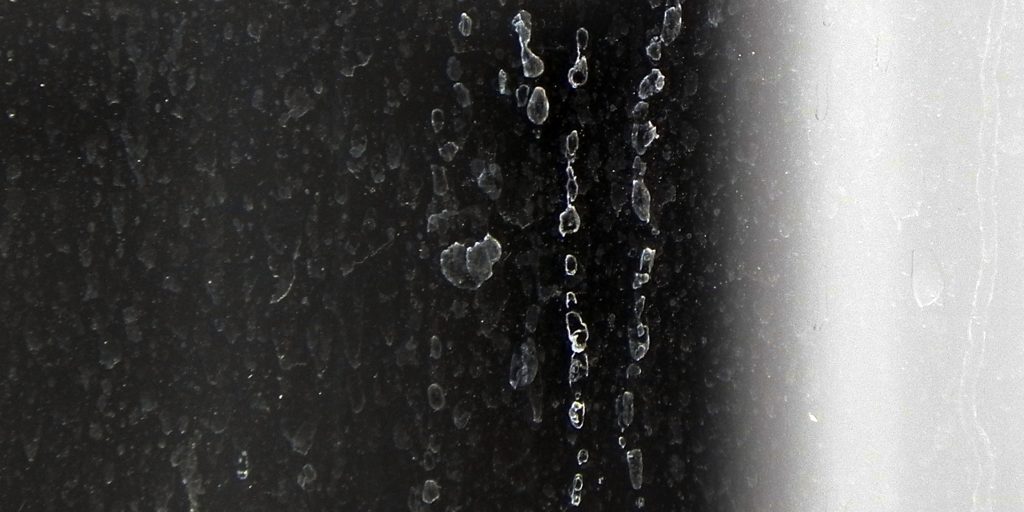 Fantastisk nem tre-ingrediens hjemmelavet spray til at fjerne kalkaflejringer på brusevæggen