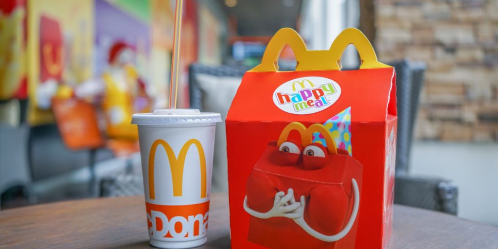 Mor rasende: Åbnede søns happy meal og fandt ikke “blot” burger, pomfritter og legetøj