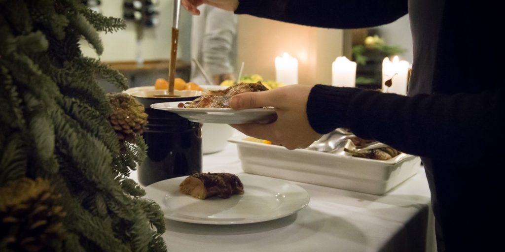 Inden julefrokosten: Denne madvare må du aldrig dække med sølvpapir