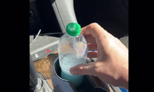 Lugter der grim i bilen? Sådan slipper du af med det med kun en vandflaske