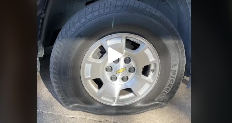 Sådan fikser du et punkteret bildæk i 5 lette trin
