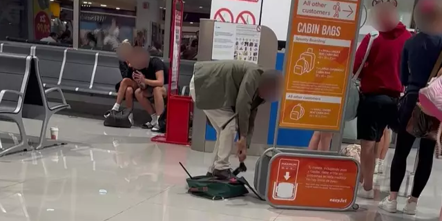 Vanvittig video: Flypassager smadrer sin bagage for at opfylde flyselskabets krav
