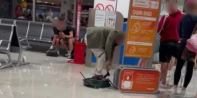 Vanvittig video: Flypassager smadrer sin bagage for at opfylde flyselskabets krav