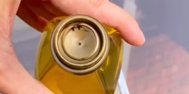 De fleste smider den bare ud: Men video viser, hvorfor du skal gemme ‘plastikfanen’ til olieflasken