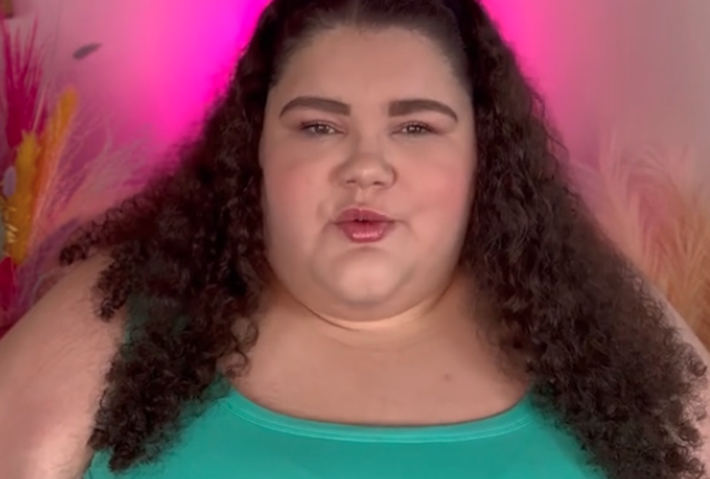 Plus-size kvinde i opråb: Tilpas jer nu!