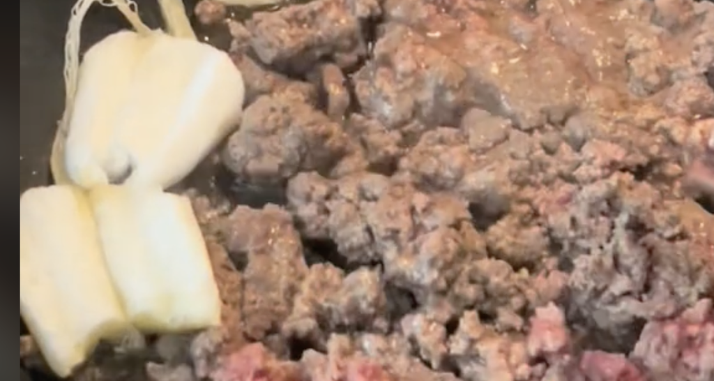 Ville du gøre det samme? Kvinde bruger tamponer til madlavning