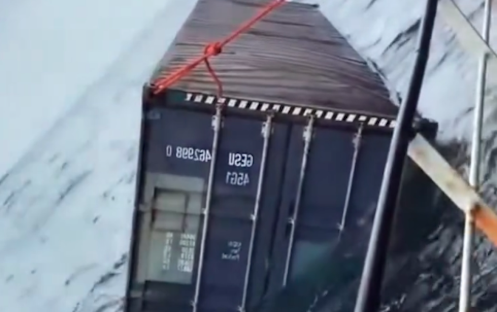 Fiskere fandt container på havets bund: Tabte kæben da de så, hvad der var indeni