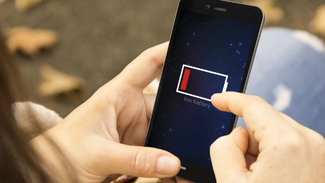 Du tager ikke coveret af, og andre almindelige fejl, der ødelægger batteriet på din telefon