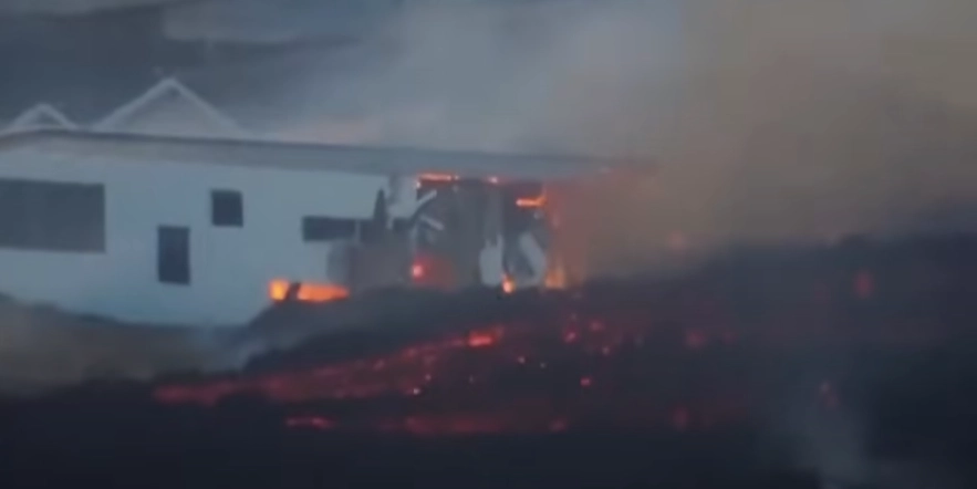 Kan se sit hus blive opslugt af lava under vulkanudbrud på Island