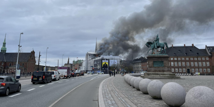 Branden skaber kaos: Politiet beder folk holde sig væk