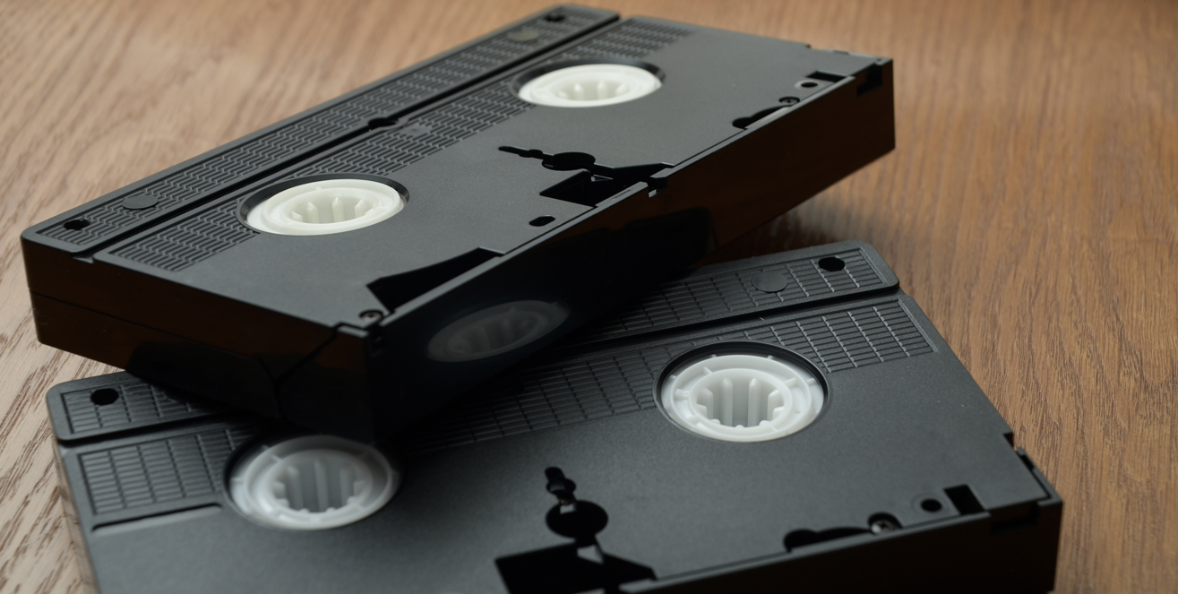 Mange ældre danskere har dem liggende: Dine gamle VHS-bånd kan være en mindre formue værd