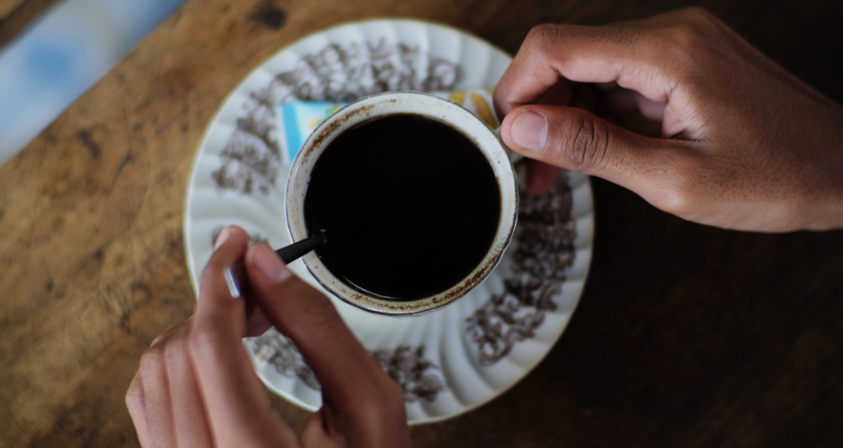Så lang tid skal der gå mellem en et måltid og din næste kop kaffe